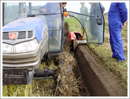 ニプロ畔塗り機