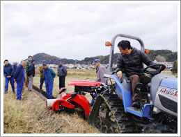 あぜ塗り機「ダイナリバース RS751」