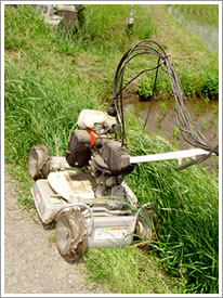 自走斜面草刈機 スパイダーモアー