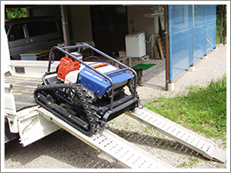 傾斜を昇降中のラジコンスパイダーモアー