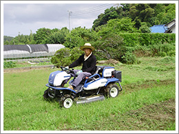 乗用モアーRM984Xで作業側面